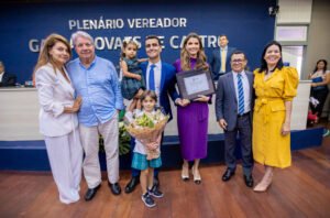Ao lado da família e do prefeito JHC, Marina Candia recebeu o título de Cidadã Honorária de Maceió, aprovado pela Câmara de Vereadores. Foto: Itawi Albuquerque / Secom Maceió