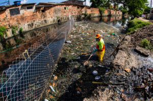 Alurb realiza limpeza de canais para facilitar escoamento de águas pluviais. Foto: Juliete Santos/Secom Maceió