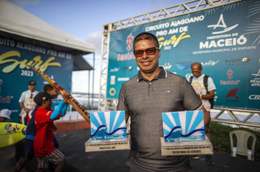 Subsecretário recebeu troféus em homenagem ao Prefeito JHC e secretário de Esporte, Thales Noaves. Foto: Alisson Frazão/Secom Maceió