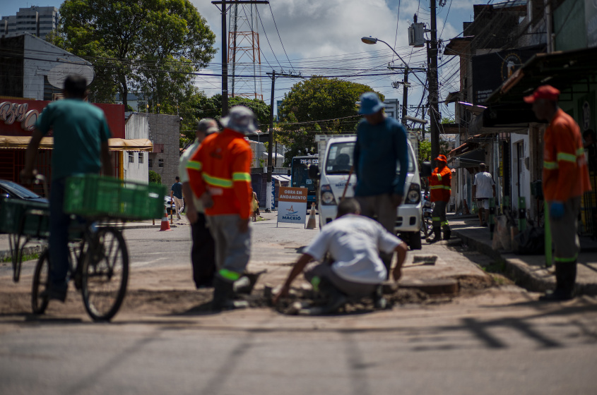 Trânsito ficou interrompido na região. Foto: Alisson Frazão/Secom Maceió.