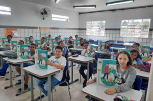 Estudantes já receberam o material que será trabalhado em sala de aula. Foto: cortesia