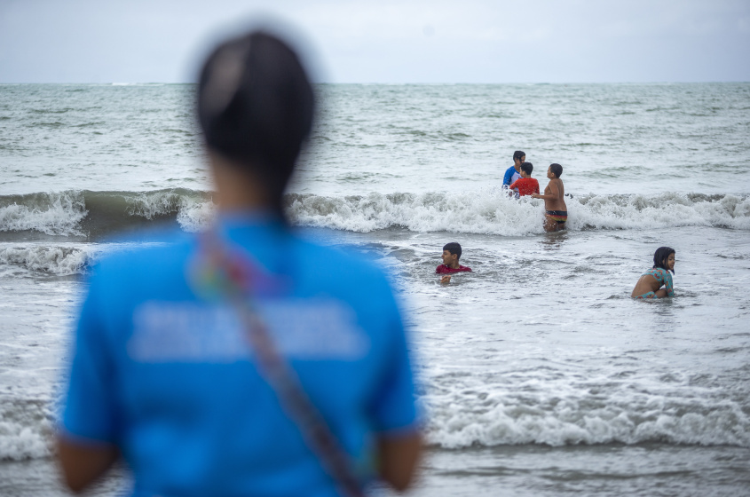 Atenta, a mamãe Ana Flávia, acompanhava o pequeno Damião pegando onda. Foto: Alisson Frazão. Secom Maceió