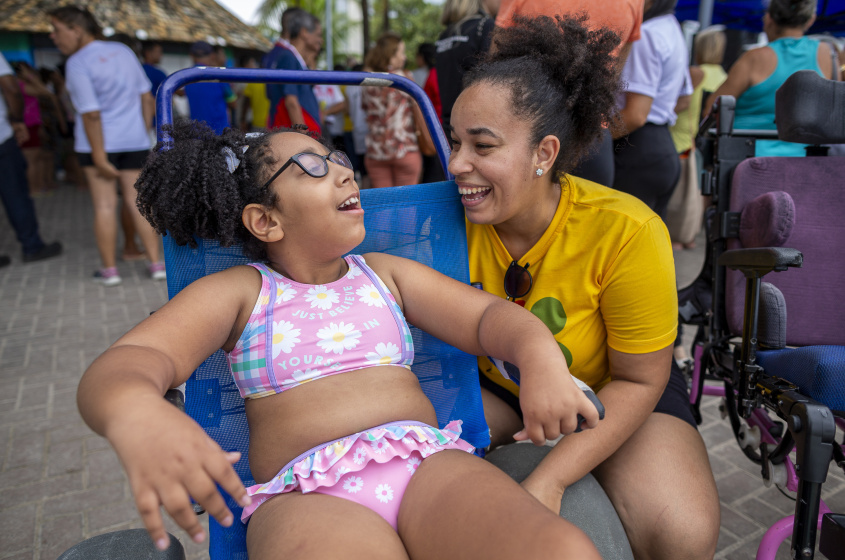 Ayla ama ter contato com o mar. Foto: Alisson Frazão/Secom Maceió