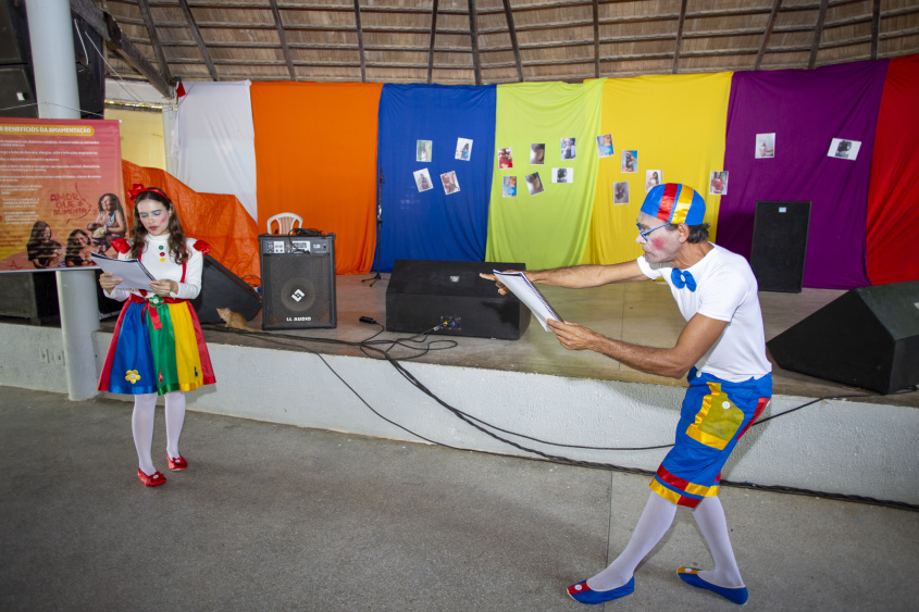 Apresentação teatral com Alderir Souza e Ana Claudia. Foto: Allan César/Secom Maceió