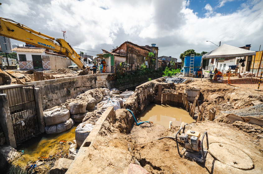 Obra de construção de estações elevatórias. Foto: Jonathan Lins/Secom Maceió