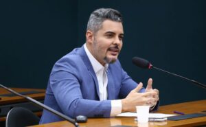 Thiago Flores participa de reunião em comissão da Câmara