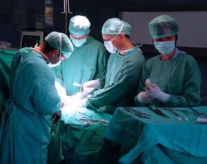 Médicos realizando uma cirurgia