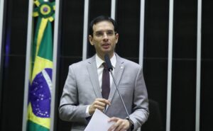 Léo Prates discursa na tribuna do Plenário