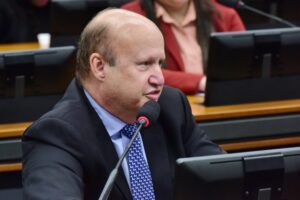 Célio Silveira fala durante reunião de comissão