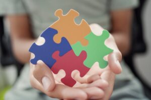 Uma pessoa segura um quebra-cabeça colorido
