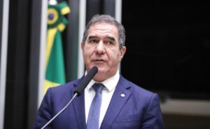 Deputado Luiz Gastão fala ao microfone