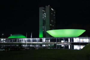 Congresso recebe iluminação verde em celebração ao Dia Mundial de Conscientização da Doença de Parkinson