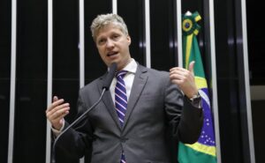 Deputado Marcel van Hattem fala ao microfone