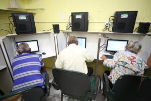 Direitos Humanos - idoso - O Fundo de Promoção Social - FPS, auxilia nas oficinas das atividades da Associação de Idosos Paz e Bem - ASSIPAB, na rua Tenório Telles, 264, Tarumã - tecnologia - inclusão de idosos