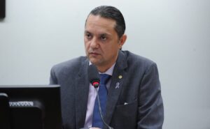 Deputado Weliton Prado fala ao microfone