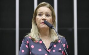 Lêda Borges discursa na tribuna do Plenário