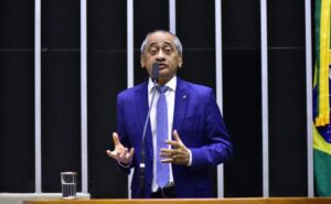 Raimundo Santos discursa na tribuna do Plenário