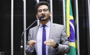 Kim Kataguiri discursa na tribuna do Plenário