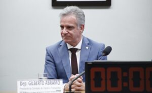 Deputado Gilberto Abramo fala ao microfone