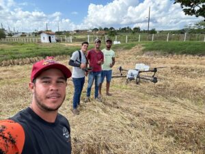 O produtor Almir Moreira investiu o crédito rural na aquisição de um drone agrícola. Fonte: BNB/Divulgação