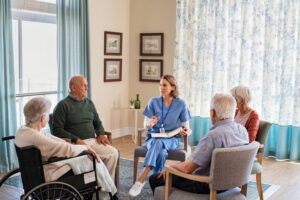 Enfermeira conversando com idosos durante terapia em grupo, idosos, asilo
