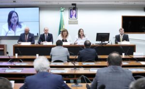 Audiência Pública - Fim da exigência de bulas impressas nos medicamentos. Representante - Movimento Exija a Bula, Alexandre Rolf de Moraes. Representante - Conselho Federal de Farmácia, Luiz Gustavo Pires. Dep. Jandira Feghali (PCDOB-RJ). Dep. Alice Portugal (PCDOB-BA). Presidente Executivo - Pró-Genéricos, Tiago Vicente.