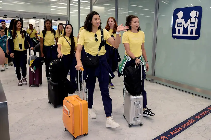Chegada da equipe de Vôlei feminino do Time Brasil no aeroporto de Paris - Foto: Alexandre Loureiro/COB