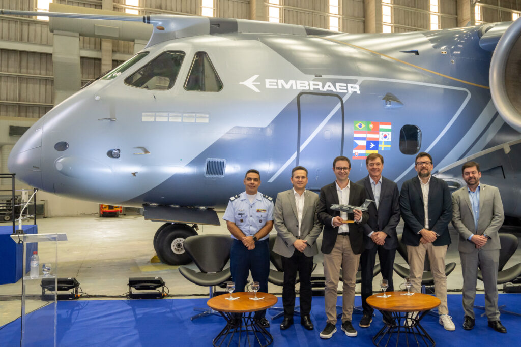 Embraer divulga nova identidade visual do KC-390 Millennium — Foto: Claudio Capucho