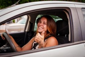 Foto-com-personagem-feminina-dando-joia-dentro-do-carro